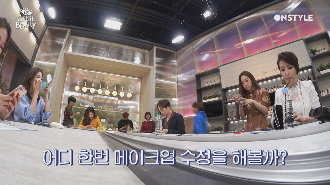 (스페셜)뷰라벨 크루들의 파우치 속에는 어떤 화장품이~?