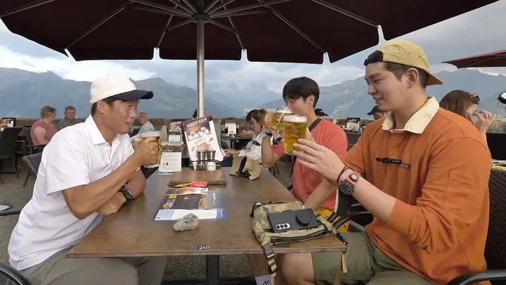 텐트 밖은 유럽 1화