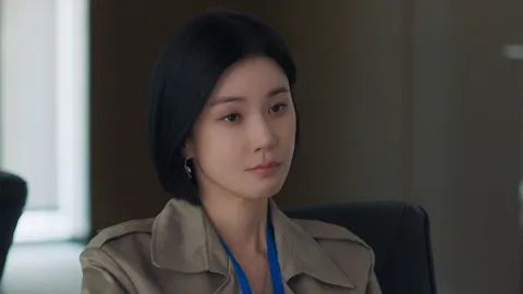 백조는 물 밑에서 쉬지 않고 발버둥 친다