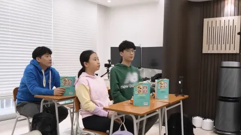 1화: 수업시간 몰래 간식먹기 챌린지 !! 학교 선생님에게 들키지 않고 먹을 수 있을까? 외