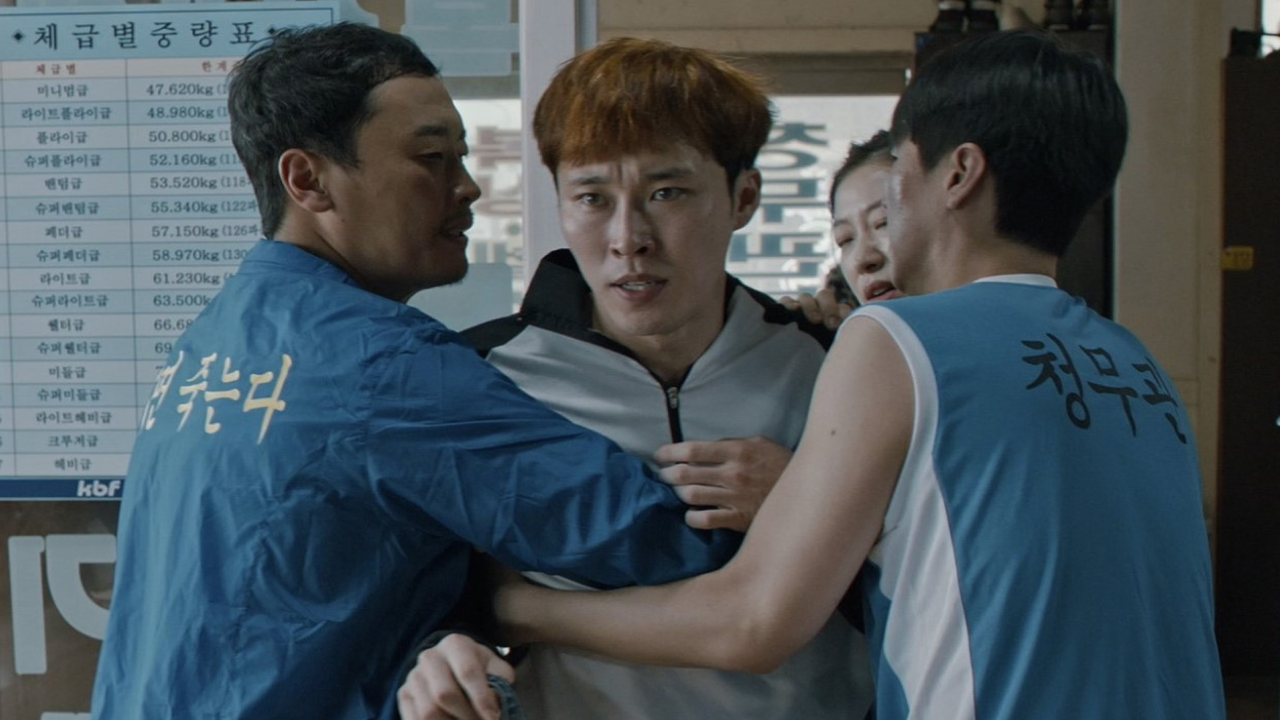 갓길로 달리는 코뿔소