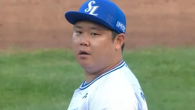 [삼성] 2024/10/26 '2사 1, 3루 실점 위기' 김선빈을 상대하는 이승현 포스터 포스터