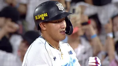 [KT] 2025/8/10 '아홉수 탈출' 시즌 100안타를 싹쓸이 적시타로 장식하는 안현민! 포스터 포스터