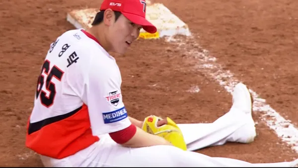 [KIA] 2026/10/18 '병살 유도' 성영탁의 좋은 투구 포스터